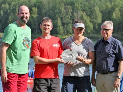 Steffen Planer (Präsident RuSA) ehrt die Hallesche Rudervereinigung Böllberg/Nelson als erfolgreichsten Verein der Landesmeisterschaften 2017. Den Pokal nehmen Peter Leinau (GLT-Trainer), Michaela Schmidt (PLP-Trainerin) und Lothar Trawiel (Vorsitzender H