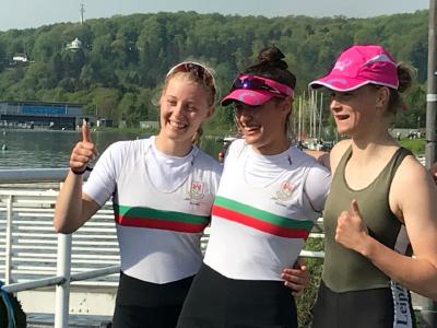 Tabea Kuhnert (Mitte) und Emma Appel (links) konnten bei der Überprüfung der Junioren in Essen einen Doppelsieg für den SC Magdeburg einfahren.