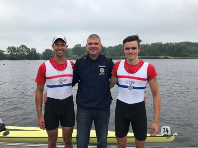 Eric Streibler (l.) und Erik Kohlbach (r.) schaffen mit dem zweiten Platz zur Rangliste in Hamburg die Direktnominierung für die Mannschaftsbildung zur U19-WM. Trainer Alin Irincu (Mitte) freut sich entsprechend mit seinen Sportlern.