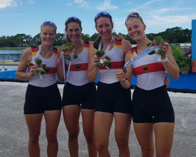 Die Magdeburgerinnen Tabea Kuhnert (2.v.l.) und Emma Appel (r.) freuten sich gemeinsam mit ihren Partnerinnen über die Vizeweltmeisterschaft der U23 in Sarasota/USA.